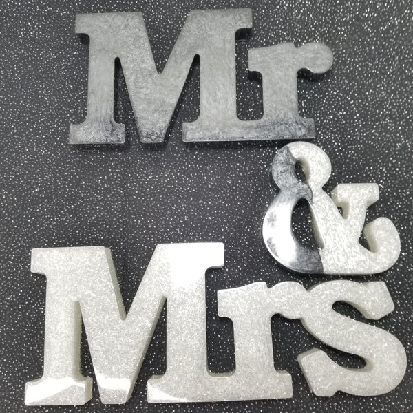 Mr. & Mrs. Resin Decor Sign – Shiny Sparklez